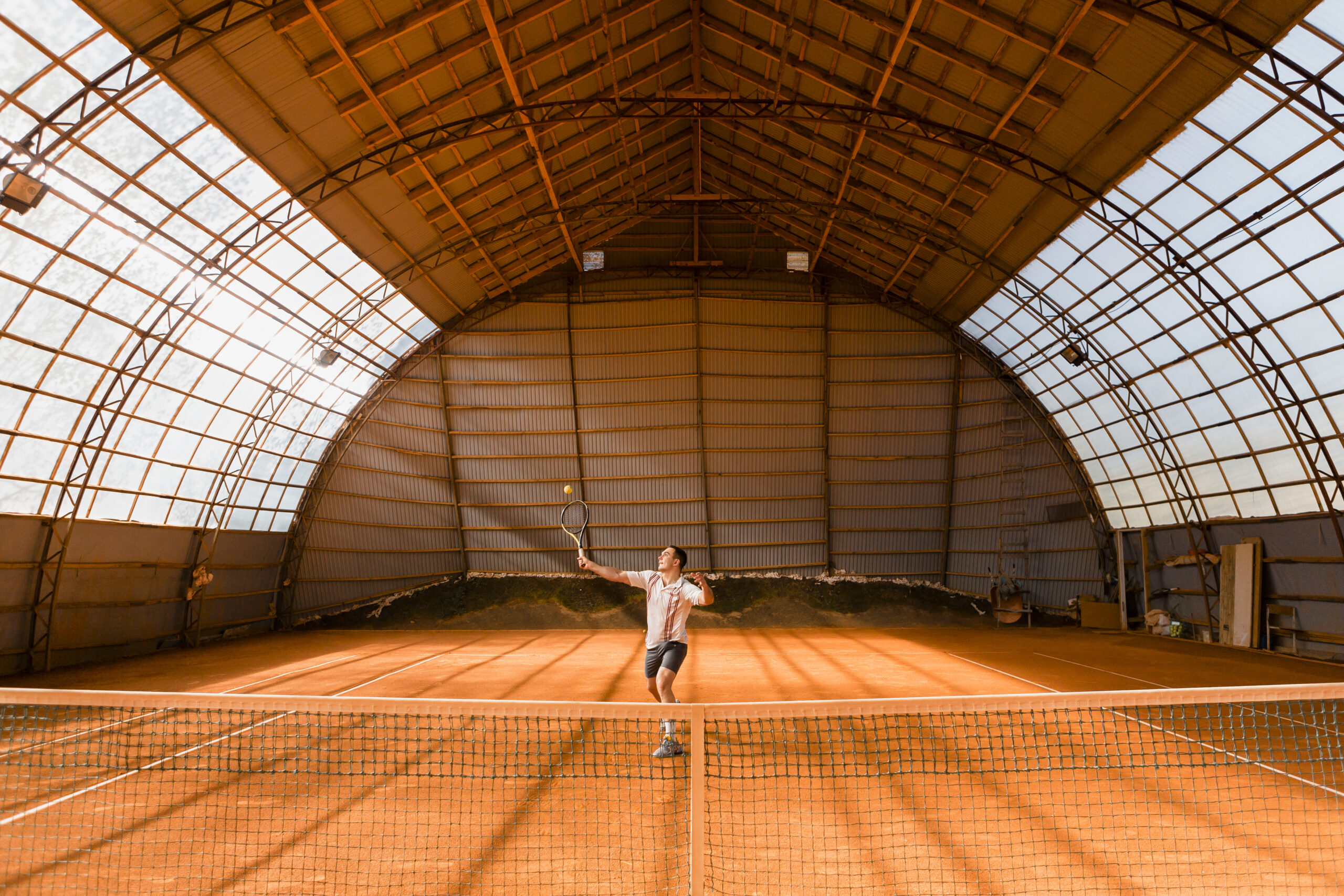 joueur de tennis dans une infrastructure sportive intérieure @freepik